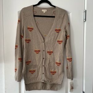 Maison Jules sweater Sz M tan with striped yellow and maroon hearts pattern